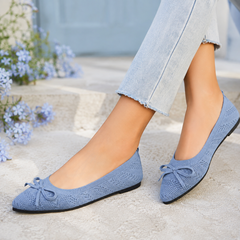 Ballerine blu chiaro traforate con fiocco, indossate con pantaloni chiari sfrangiati