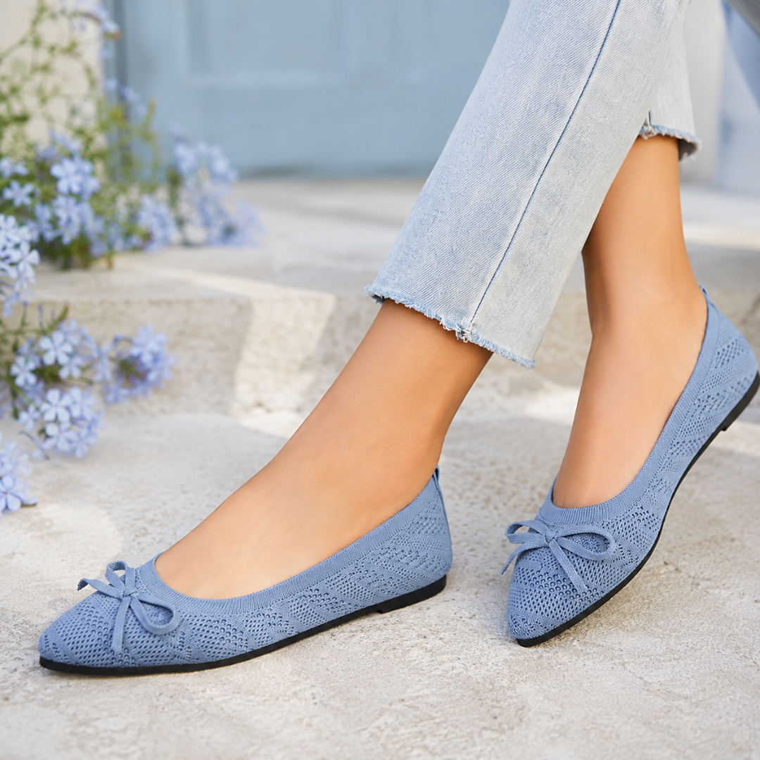 Ballerine blu chiaro traforate con fiocco, indossate con pantaloni chiari sfrangiati