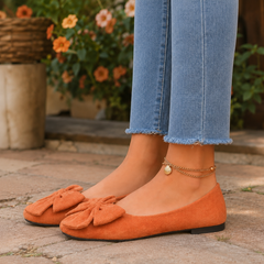 Ballerine arancioni piatte viste di lato, bordo basso e suola sottile scura