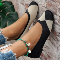 Ballerine donna bianco e nero con motivo geometrico a contrasto indossate, punta quadrata