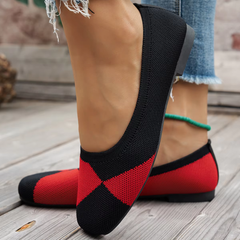 Ballerine donna rosse e nere a punta quadrata indossate, profilo laterale con suola bassa