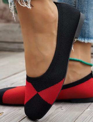 Ballerine donna rosse e nere a punta quadrata indossate, profilo laterale con suola bassa