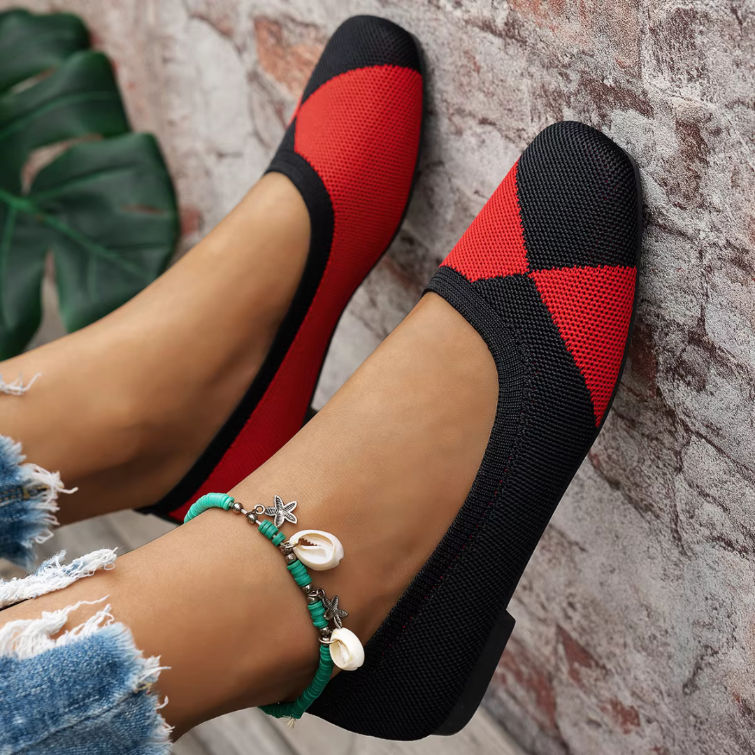 Ballerine donna rosse e nere effetto maglia ai piedi, inserti geometrici a contrasto