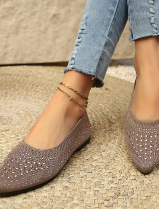 Ballerine kaki in maglia con strass e punta affusolata indossate con pantaloni