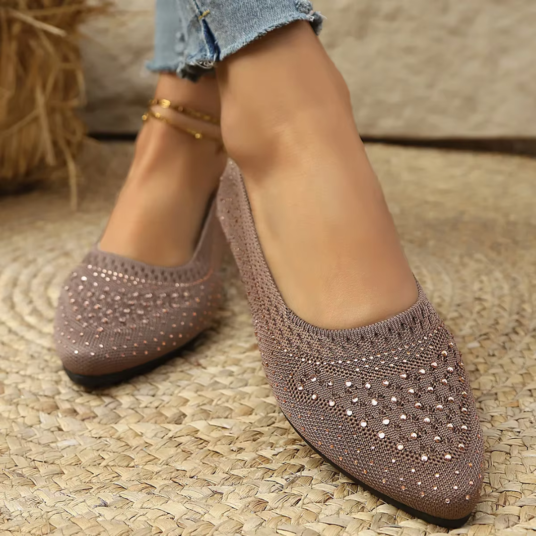 Dettaglio ballerine kaki con strass sulla tomaia e collo basso senza chiusura
