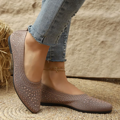 Ballerine kaki viste di lato con suola bassa scura e maglia traforata