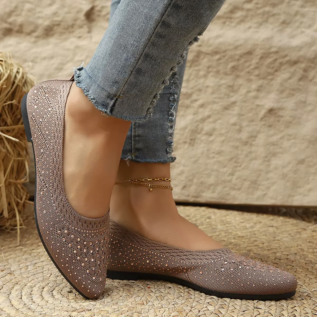 Ballerine kaki viste di lato con suola bassa scura e maglia traforata