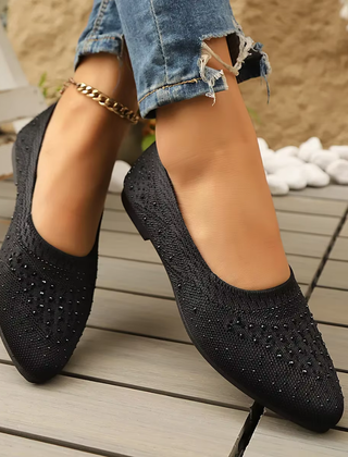 Ballerine nere in maglia con piccoli strass e punta affusolata ai piedi