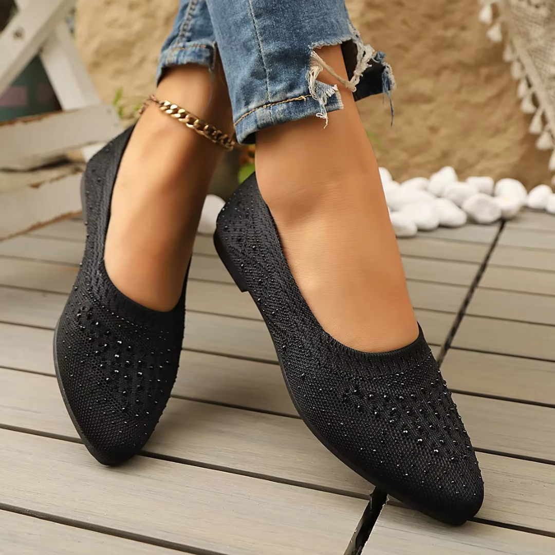 Ballerine nere in maglia con piccoli strass e punta affusolata ai piedi