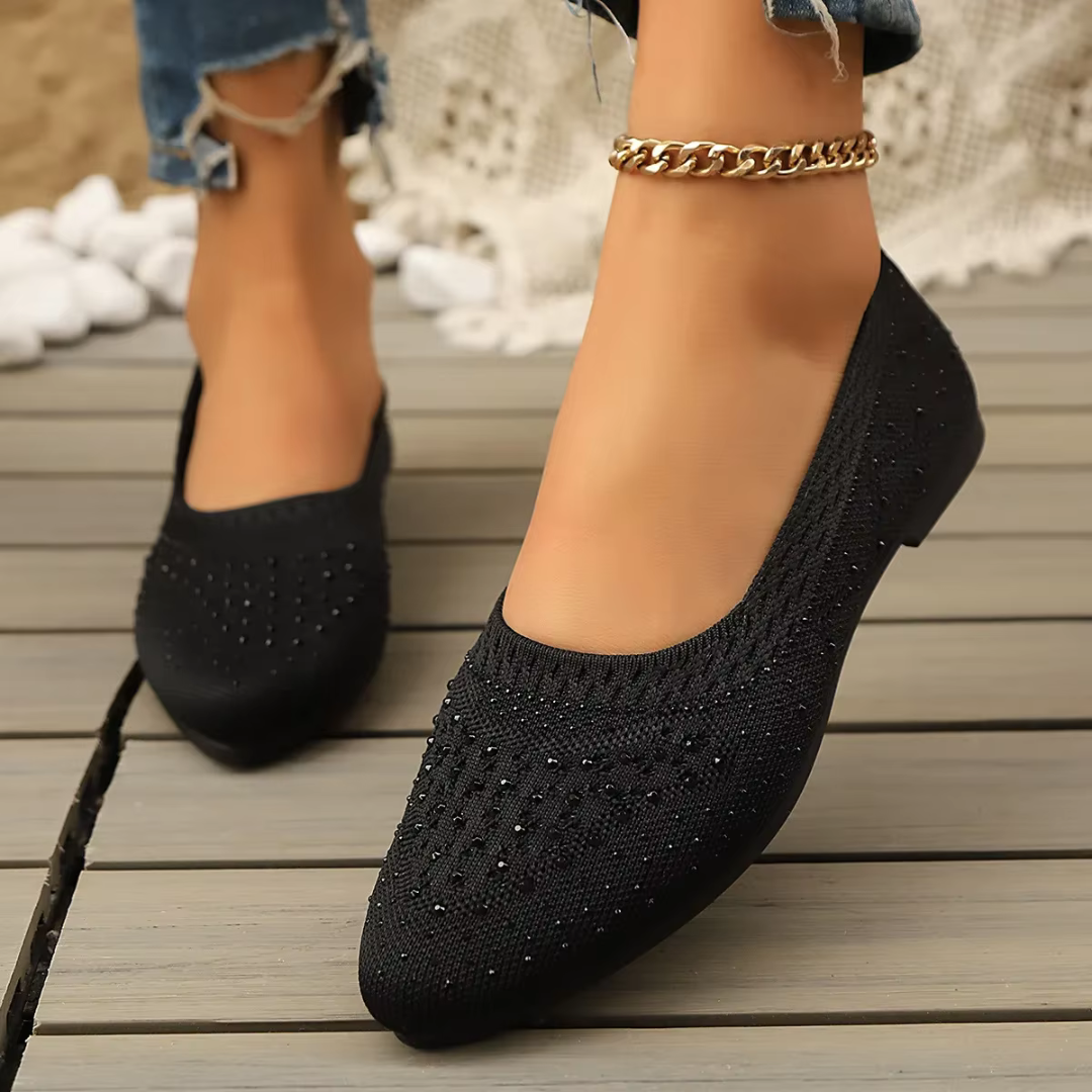 Dettaglio ballerine nere con strass sulla punta e collo basso arrotondato