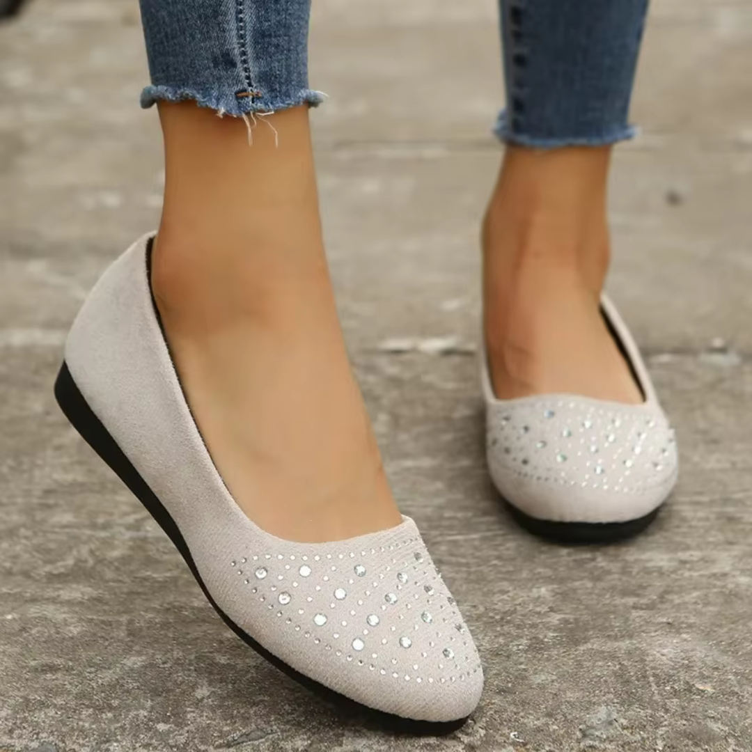 Ballerine donna bianco crema slip-on con punta affusolata e strass luminosi