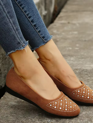 Ballerine marroni con strass sulla punta viste di lato sul gradino