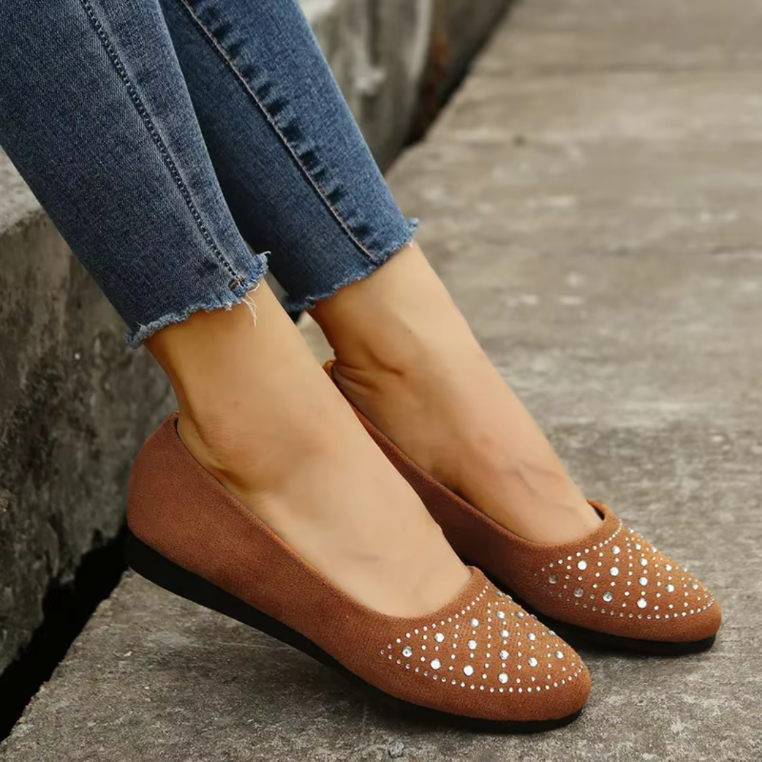 Ballerine marroni con strass sulla punta viste di lato sul gradino