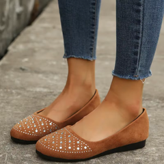 Ballerine marroni indossate con pantaloni skinny, suola piatta dal bordo nero