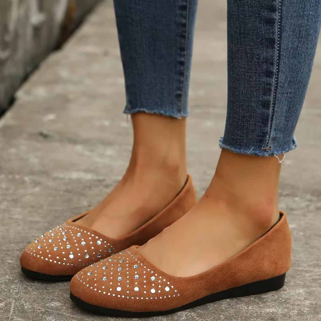Ballerine marroni indossate con pantaloni skinny, suola piatta dal bordo nero