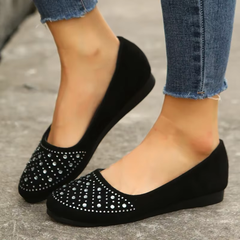Ballerine nere indossate con pantaloni skinny, dettaglio strass sulla punta