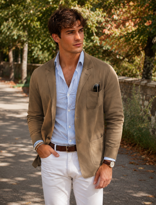 Blazer uomo kaki con tasche applicate sui fianchi e camicia a righe azzurre