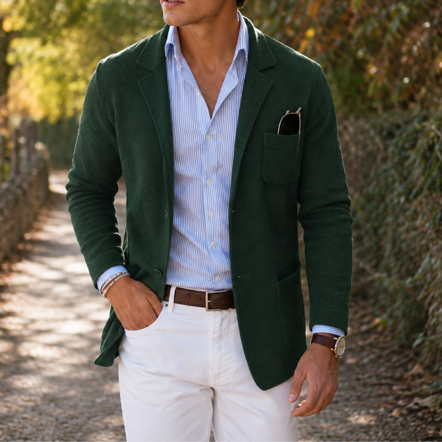 Blazer uomo verde con taschino applicato e occhiali, abbinato a pantaloni bianchi