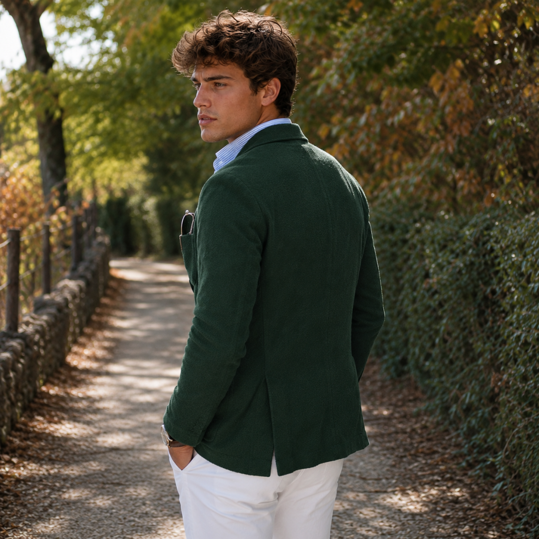 Retro del blazer uomo verde con cuciture verticali lungo la schiena