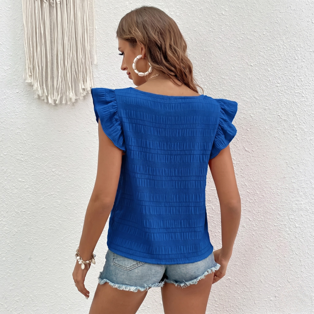 Vista posteriore della blusa blu con maniche a volant e tessuto arricciato