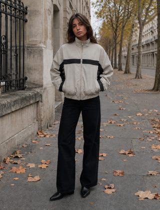Bomber donna beige con banda nera a contrasto e zip integrale, indossato in strada