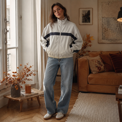 Bomber donna beige dalla linea ampia con banda scura, abbinato a pantaloni chiari