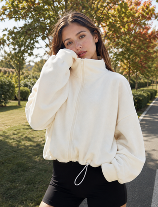 Bomber corto beige dall'aspetto felpato con collo alto e zip integrale