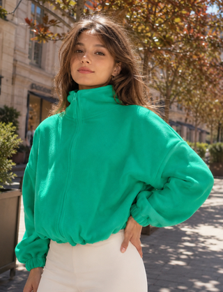 Bomber corto verde con zip integrale e linea ampia sulle spalle