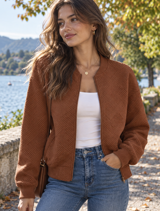 Bomber donna marrone con motivo geometrico in rilievo e linea corta