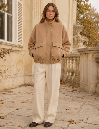 Bomber donna beige oversize con collo montante e tasche con patta sul davanti