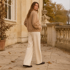 Bomber beige visto di tre quarti con cuciture sulle spalle e polsi elastici