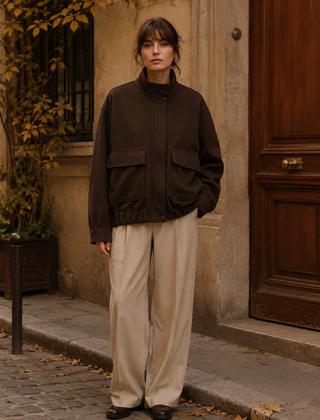 Bomber donna marrone con collo montante, patta con bottoni e tasche applicate