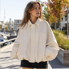 Bomber donna bianco panna con colletto a camicia e patta frontale sul davanti
