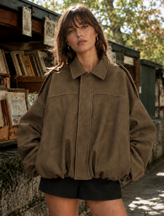Bomber donna verde e marrone con cuciture orizzontali e chiusura frontale coperta