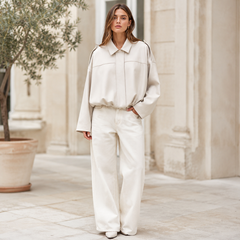Bomber bianco donna oversize con colletto a punta e pantaloni larghi chiari