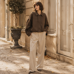 Bomber marrone donna con maniche ampie e pantaloni beige dritti