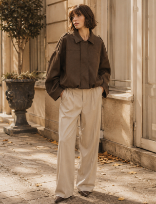Bomber marrone donna con maniche ampie e pantaloni beige dritti