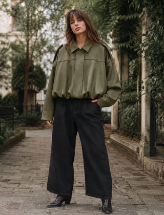 Bomber verde donna con colletto a punta e pantaloni neri larghi