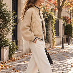 Bomber donna beige di profilo con tasca laterale e manica in maglia