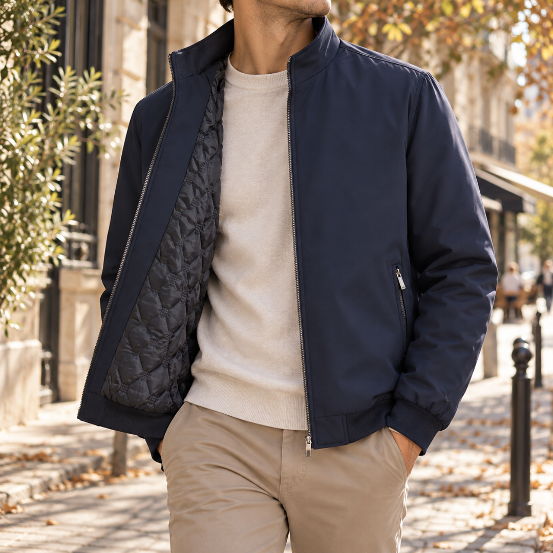Bomber uomo blu navy con collo alla coreana, zip e tasca laterale zippata