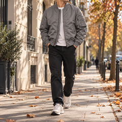 Bomber uomo grigio con zip centrale e tasca con zip sulla manica