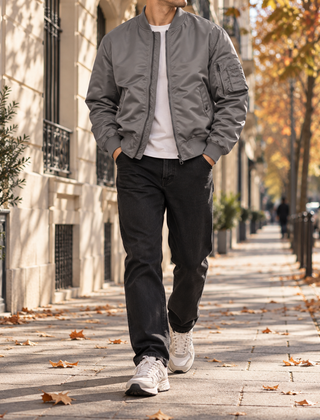 Bomber uomo grigio con zip centrale e tasca con zip sulla manica