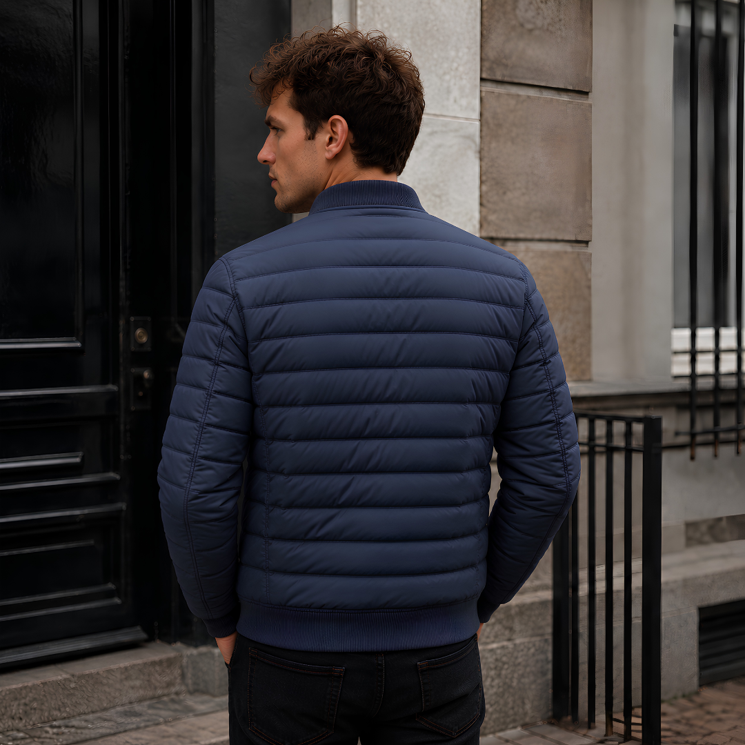 Retro del bomber uomo blu con righe imbottite orizzontali e fondo a coste