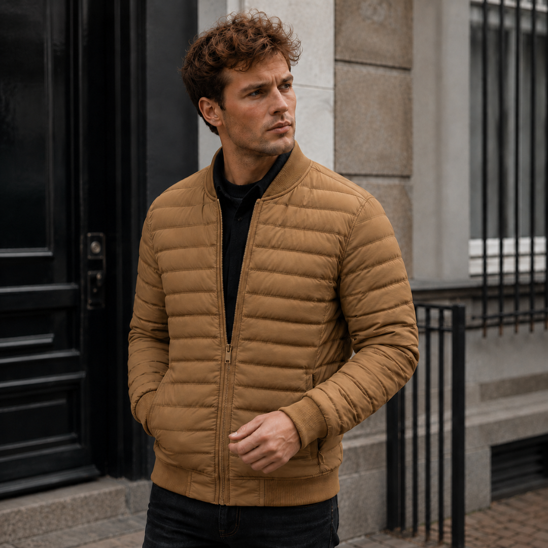 Bomber uomo cammello trapuntato con zip dorata e collo a coste