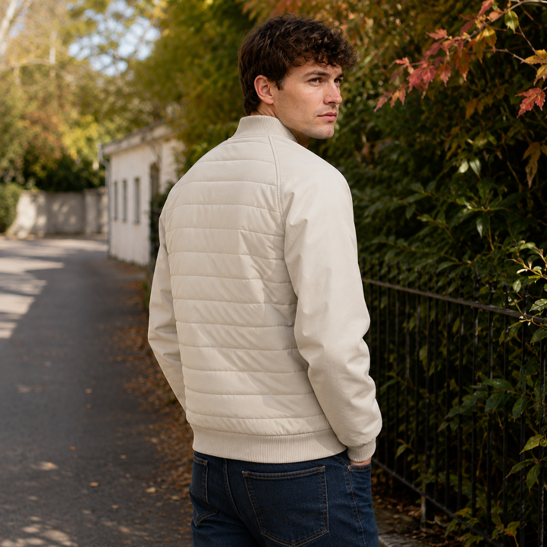 Retro del bomber uomo bianco con righe trapuntate orizzontali e collo a coste