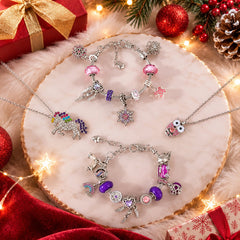 Braccialetti di charm e collane con unicorno e gufo su piatto in marmo