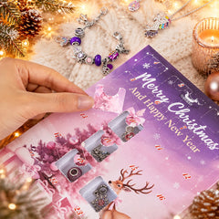 Mano apre gli scomparti del calendario dell'Avvento con charm all'interno