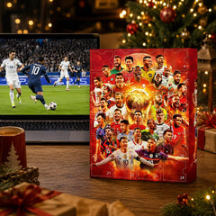 Calendario dell'Avvento calcio su tavolo accanto a un laptop con partita