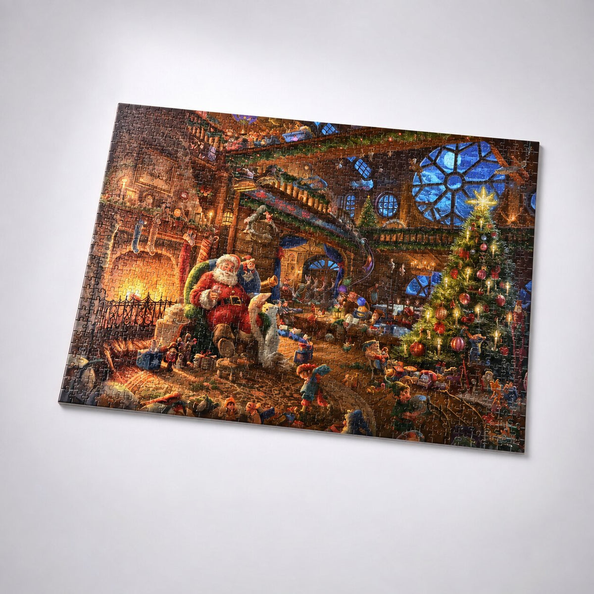 Puzzle completato da 1008 pezzi con Babbo Natale, camino e albero illuminato