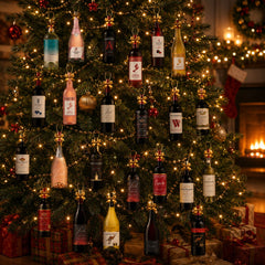 Ornamenti 2D a forma di bottiglia di vino appesi all'albero di Natale illuminato